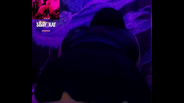 JUGANDO CON DILDO DE MI MADRE Y USANDO SU ROPA 