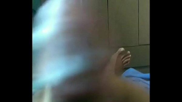 Com suas gozadas em_cima de sua cama na quarentena com sua banana da terra