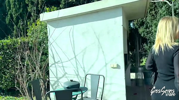 Nonton Irina, Blonde Sulfureuse, Se Paye Une Bite thumbnail