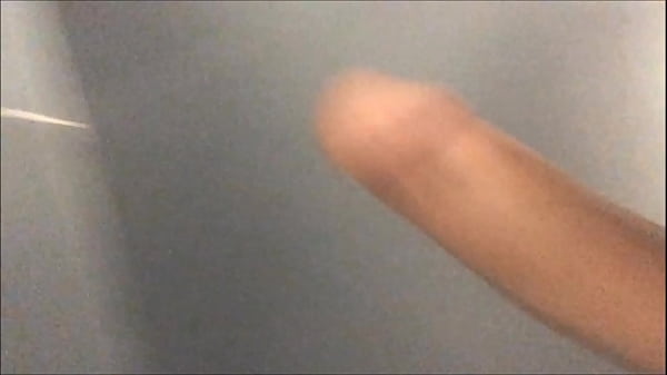 mostrando o pau no banheiro publico do shopping