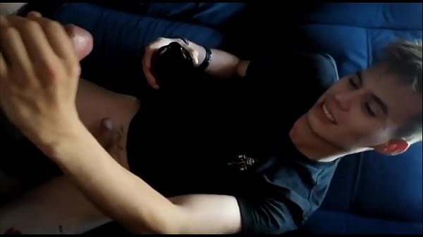 Tatuado curioso me la mete hasta el fondo 