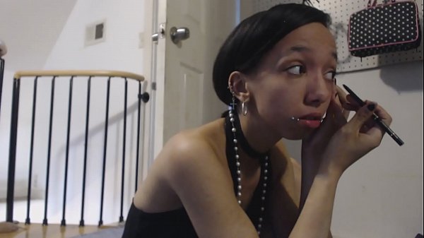 Play MP4 - Beautiful Goth Girl Mari Puts on her Dark Makeup