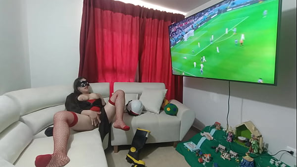 Empleada Puta Latina Llega Del Trabajo A Tocarse Con Los Partidos De La Copa Del Mundo En Nueva York Usa Estados Unidos thumbnail