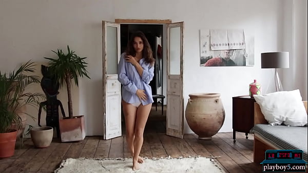 Play MP4 - Two seriously hot latina MILF models Calypso Muse and Erika De Leija striptease