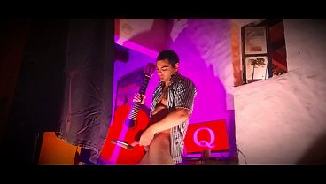 Frotando Una Guitarra Yamaha C80 Hecha En China Sobre El Gran Pene De Dieciocho Centimetros Del Numero Uno - Gafas - Rayas - Mora - Sexy N1 thumbnail