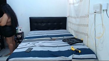 Mi hermanastra inocente se folla a su maestro y se deja comer su coño a cambio de clases gratis y de graduarse