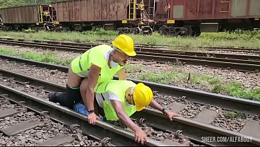Nonton Os Oper&aacute;rios Pegaram Pesado Hoje No Trabalho Chamaram O Amigo Para Uma Orgia Na Hora Do Almo&ccedil;o E A Sobremesa Foi Muito Leite No Rabo E No Meio Dos Trilhos E Vag&otilde;es Dos Trens Part I ( Teaser ) thumbnail
