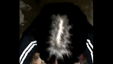 Se la chupe en pú_blico al novio de mi amiga