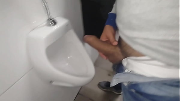 Gozando no banheiro do shopping 