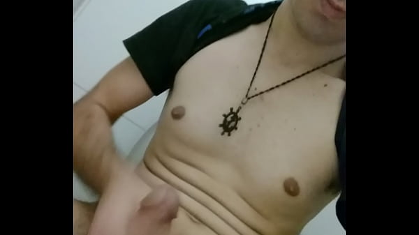 Play MP4 - Garoto batendo punheta no banheiro do shopping