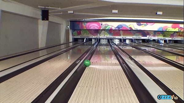 Play MP4 - Behind the bowling alley she sucked a cock and got that cum she wanted badly