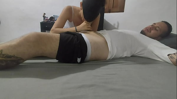 Mi pequeña hermanastra entra a mi_habitación mientras descansaba y me chupa la verga