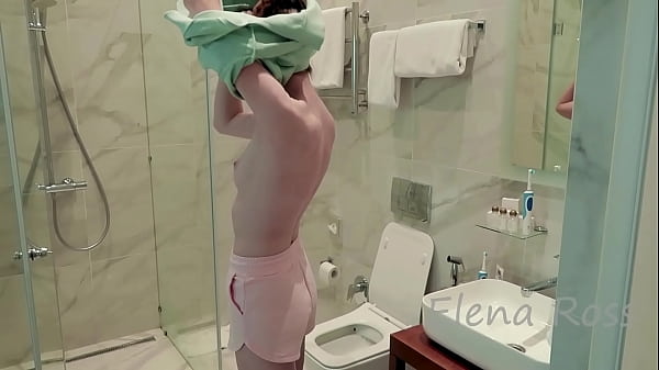 Возбужденная секси сводная сестра соблазняет сводного брата и трахает его в душе elena ross