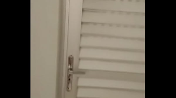 Novinhos gemendo no banheiro