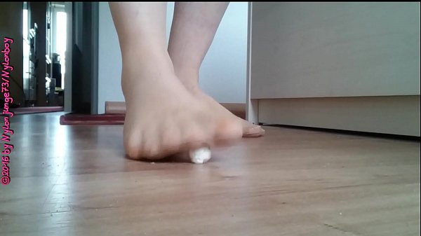 Ich liebe das Spiel mit meinen F&uuml;&szlig;en in Nylon zum zertreten von Dingen 
