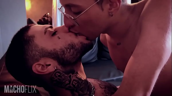 Play MP4 - Sentei na cara do novinho tatuado