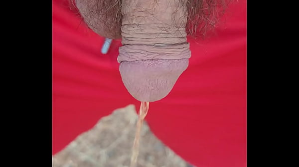 Play MP4 - Straight guy pissing outside