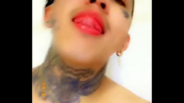 Chico salvadore&ntilde;o muestra su gran verga deliciosa 