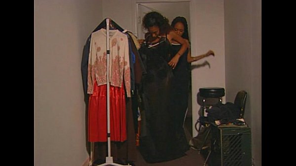 Play MP4 - Metro - In Vogue - scene 2