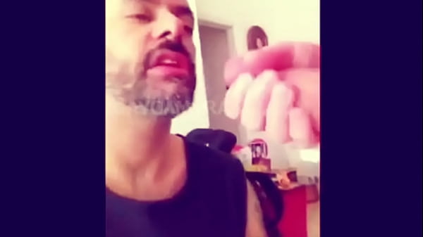 Play MP4 - Barbudo recebendo leite