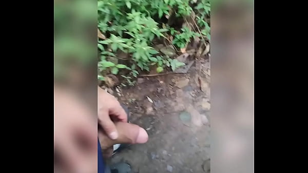 Andado com o pau pra fora da bermuda no parque. 