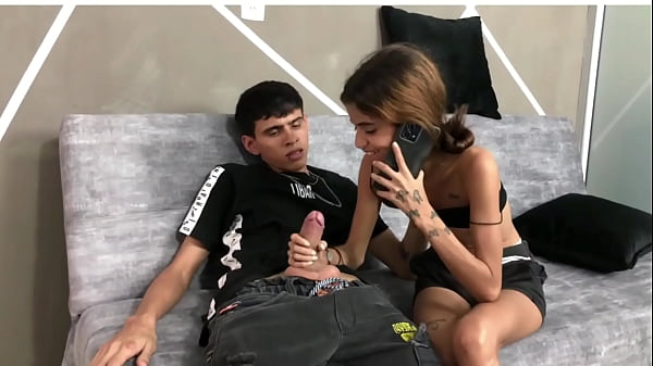 Play MP4 - Jugando con mi joven hermanastro&comma; le encanta chuparle las tetas a su hermanastra y yo le chupo la polla&period;