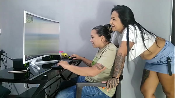 En lo que le ense&ntilde;o a mi amiga a jugar en la pc la muy cachonda me pone su enorme culo en mi cara para que se lo chupe