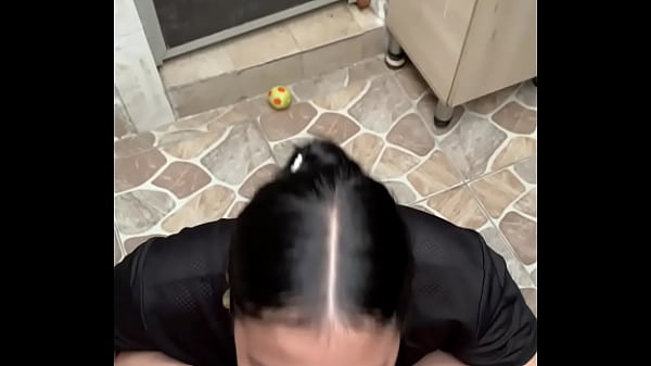 Play MP4 - Mi prima quiere que me la coja en el patio mientras mis t&iacute;os salieron