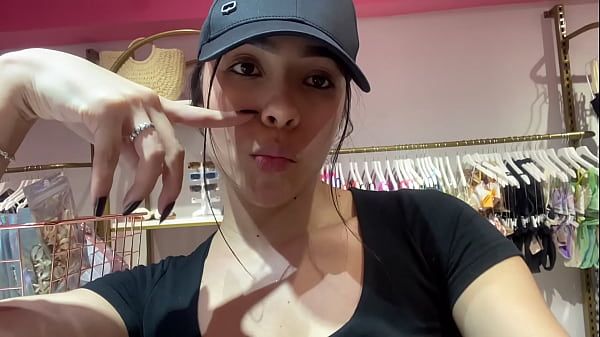 Zorra caliente_sorprendida atrapada probándosebikini_con sus_tetas perfectas_y culo grande