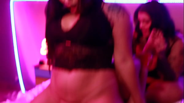 UMA COROA DEL&Iacute;CIA, UMA GORDINHA SAFADA E UMA TATUADA GOSTOSA 