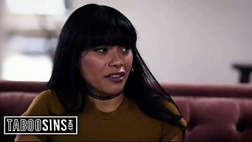 Nonton Curvy Latina Housemaid Pounded Raw By Her Employer While Cleaning The House thumbnail