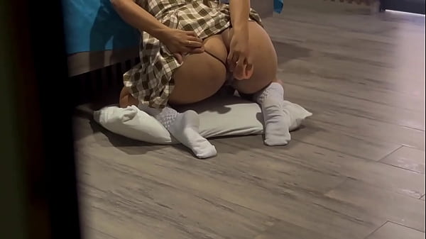 Play MP4 - LATINA DE ESCUELA SE DESTROZA EL CULO CON UN JUEGUETE A LA VISTA DEL PERVERTIDO DE SU PADRASTRO - ANAL AMATEUR