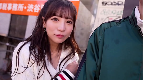 美尻をプリッと突き出し濃厚フェラチオ！吹き出しては止まらない美女のほとばしる潮吹き！えちえちボディと天性のエロスで男を無邪気に誘惑！ thumbnail