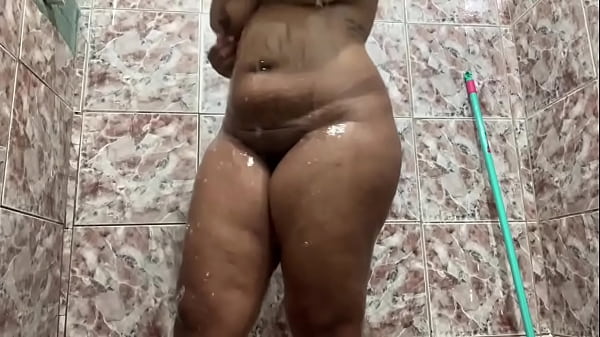 Abrindo meu cu nobanho quero gozada na bunda