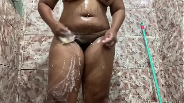 Abrindo meu cu no banho, quero gozada na_bunda!