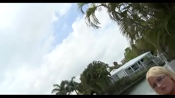 Nonton Cutie Suggests Her Feet To Dude thumbnail