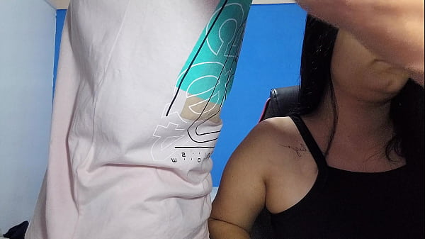 Dona de casa safada seduz o vizinho t&eacute;cnico