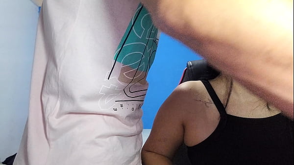 Play MP4 - dona de casa safada seduz o vizinho t&eacute;cnico