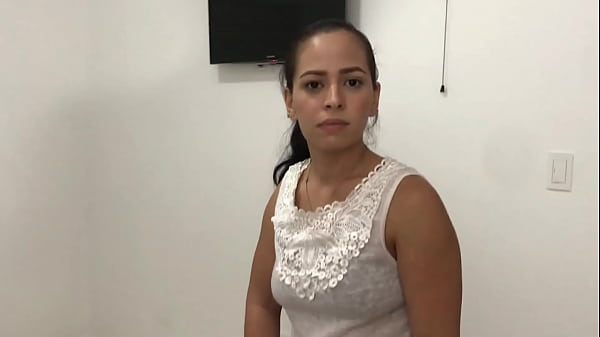 Espio A Mi Madrastra Mientras Esta En Su Cuarto Y Ella Me Da Una Gran Mamada thumbnail