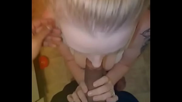 Mi g&uuml_erita hermosa lmamndole la verga al gerente de waltmart lse la preste un rato y esto es lo que hace...