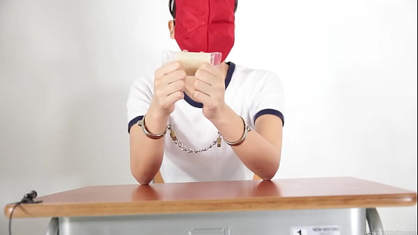 A girl who guesses what she is touching with a blindfold