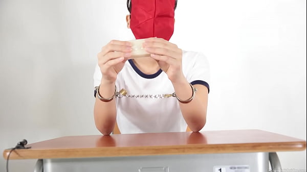 A girl who guesses what she is touching with a blindfold