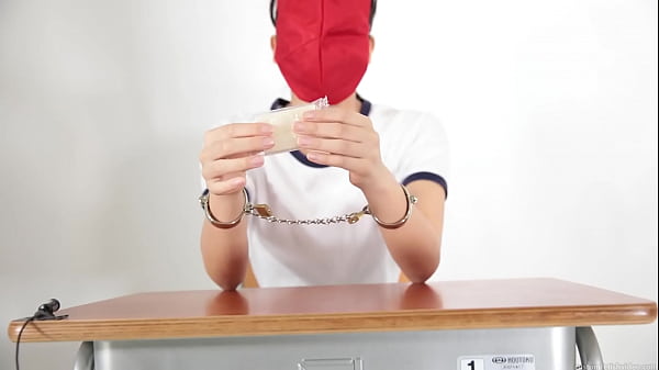 A girl who guesses what she is touching with a blindfold