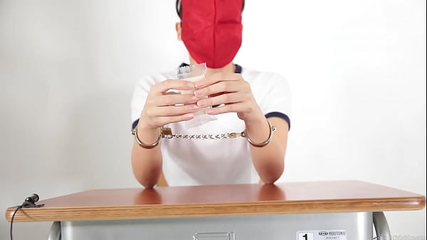 A girl who guesses what she is touching with a blindfold