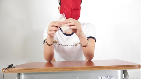 A girl who guesses what she is touching with a blindfold