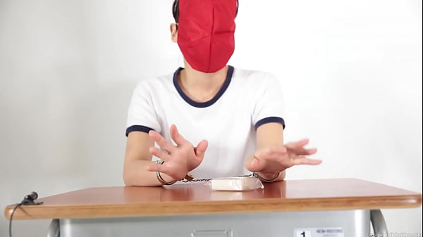 A girl who guesses what she is touching with a blindfold