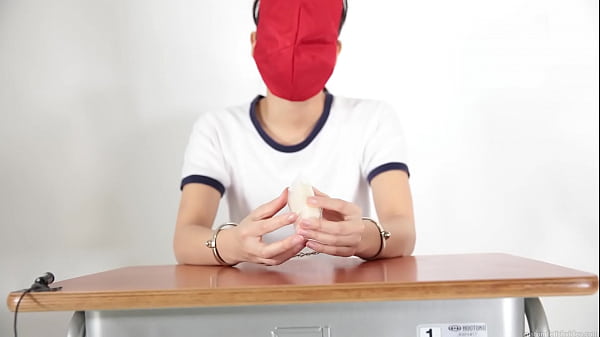 A girl who guesses what she is touching with a blindfold