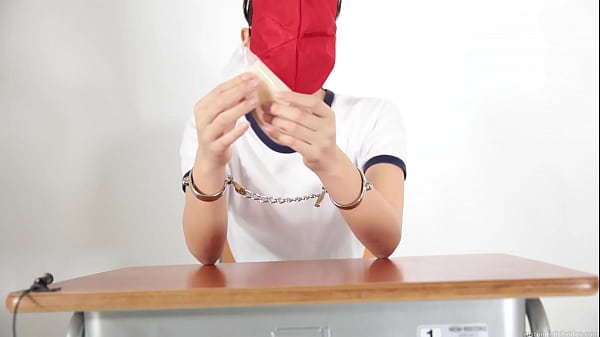 A girl who guesses what she is touching with a blindfold