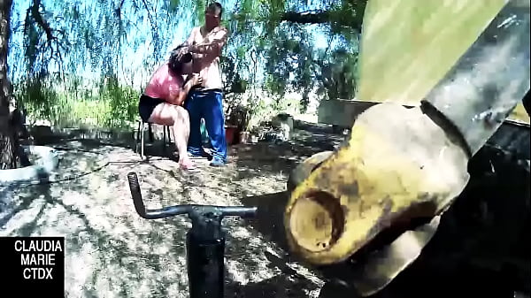 Al_aire libre se comen mejor las_pollas