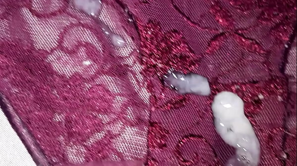 Jugando y echando leche en las panties preferidas demi amiga en su_casa